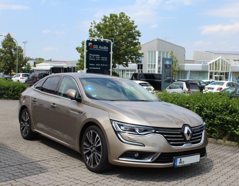 Renault Talisman mit nachgerüsteter induktiver Ladeschale für komfortables kabelloses Laden von Smartphones unterwegs.