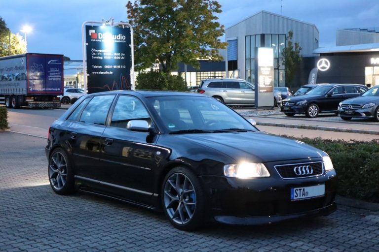 Kraftvoller Sound im Audi A3 8L: Endstufe, Boxen und Bass, alles perfekt abgestimmt – für echten 80er Jahre Hifi-Style und Rock’n’Roll!