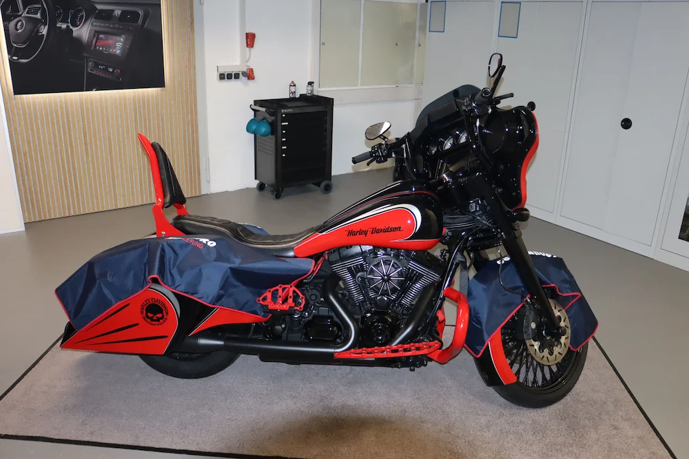 car-hifi-fuer-motorrad-umbau-harley-davidson-subwofer-boxen-lautsprecher-umruesten-lassen-original