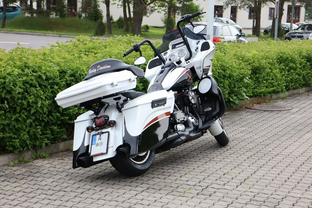 car-hifi-fuer-motorrad-umbau-harley-davidson-subwofer-boxen-lautsprecher-umruesten-lassen