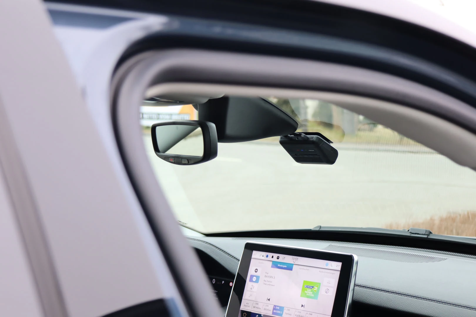 dashcam-rueckspiegel-nachruesten-einbauen-lassen