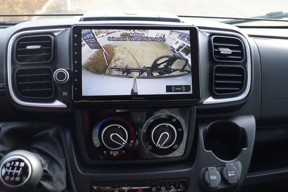 reisemobil-soundsystem-mit-navigation-rueckfahrkamera-dashcam-nachruesten-und-umbauen-lassen